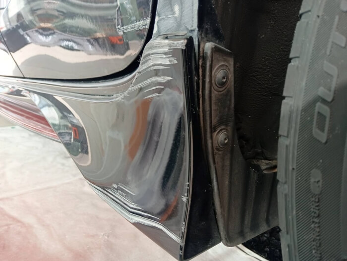 ノート左クォーターパネル凹みすり傷