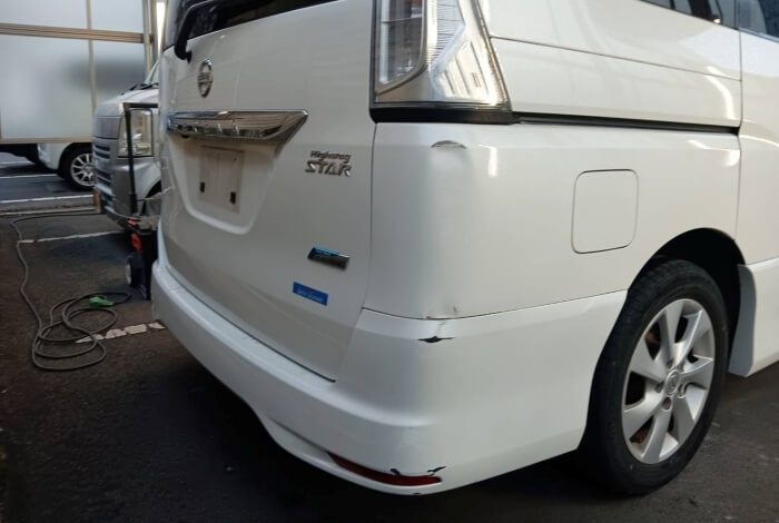 セレナ左クォーターパネル凹み